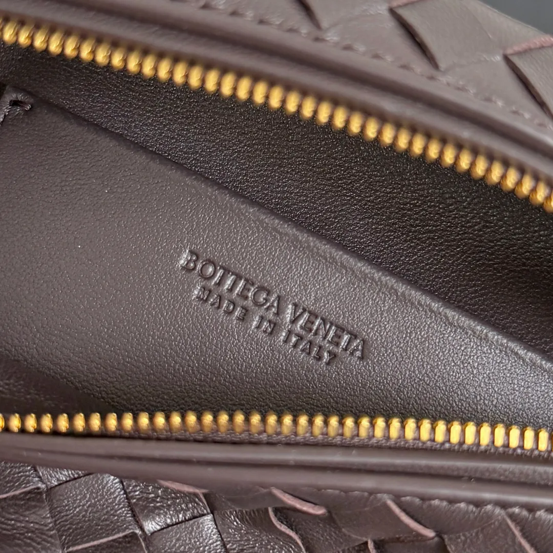 Batch 1480 BOTTEGA VENETA2025 new women's small Soft Vanity cosmetic bag, using the classic Intrecciato weaving technique, inheriting the classics, the ring buckle design 😎 The light metal chain gives you a high-end sense of matching, the chain is removable, and it can be used as a handbag ~ An elegant small bag that is perfect for participating in events. The overall body of the bag is as soft as marshmallow and can be easily kneaded, showing the strong toughness and high-end feel of the leather. The touch of sheepskin is so amazing. It is so healing when pinched! I have absolutely no resistance to small bags! ! ! Style number: 843800 Color: black brown Size: 19*14*3cm